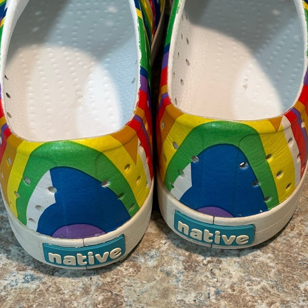 Native Jefferson Kids Water Rainbow Striped Slip on Casual Shoes Size J2 - Picture 5 of 11